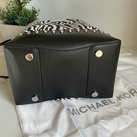 Michael Kors Mercer Gallery striped Convertible Bucket Shoulder Bag or crossbody - Picture 12 of 12